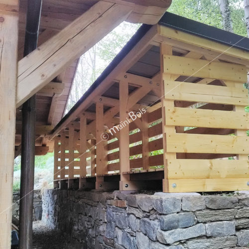 abri bois avec base béton et couverture en bac acier_charpente_megève