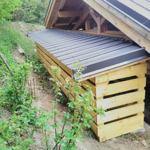 abri bois avec base béton et couverture en bac acier_charpente_megève